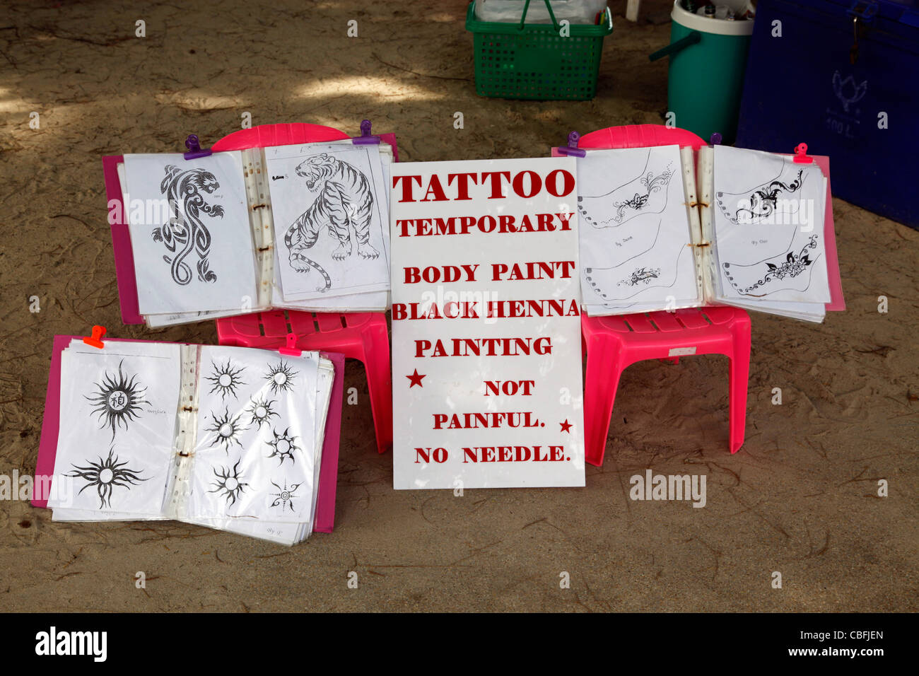 Tatouage au henné annonce pour tatouages temporaires et peinture sur corps pour les touristes à Patong, Phuket, Thailand Banque D'Images
