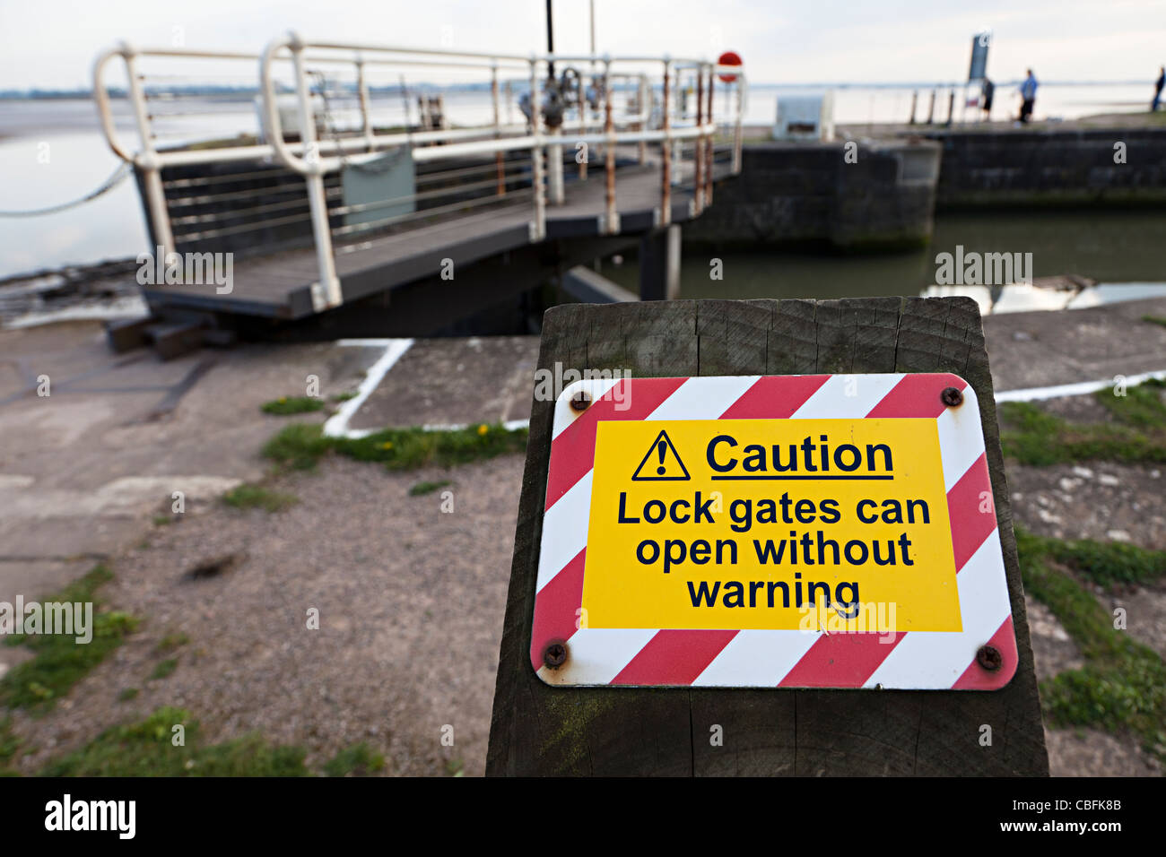 Attention d'écluses peut ouvrir sans panneau d'avertissement Lydney Projet de régénération de Port Severn England UK Banque D'Images