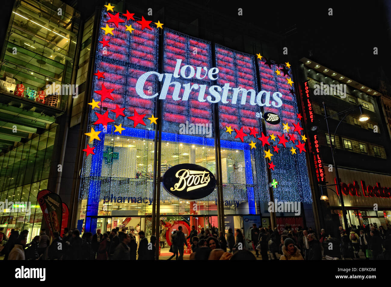 Magasin Boots the Chemist, Oxford Street, Londres, Angleterre, Royaume-Uni, dans les lumières de Noël Banque D'Images