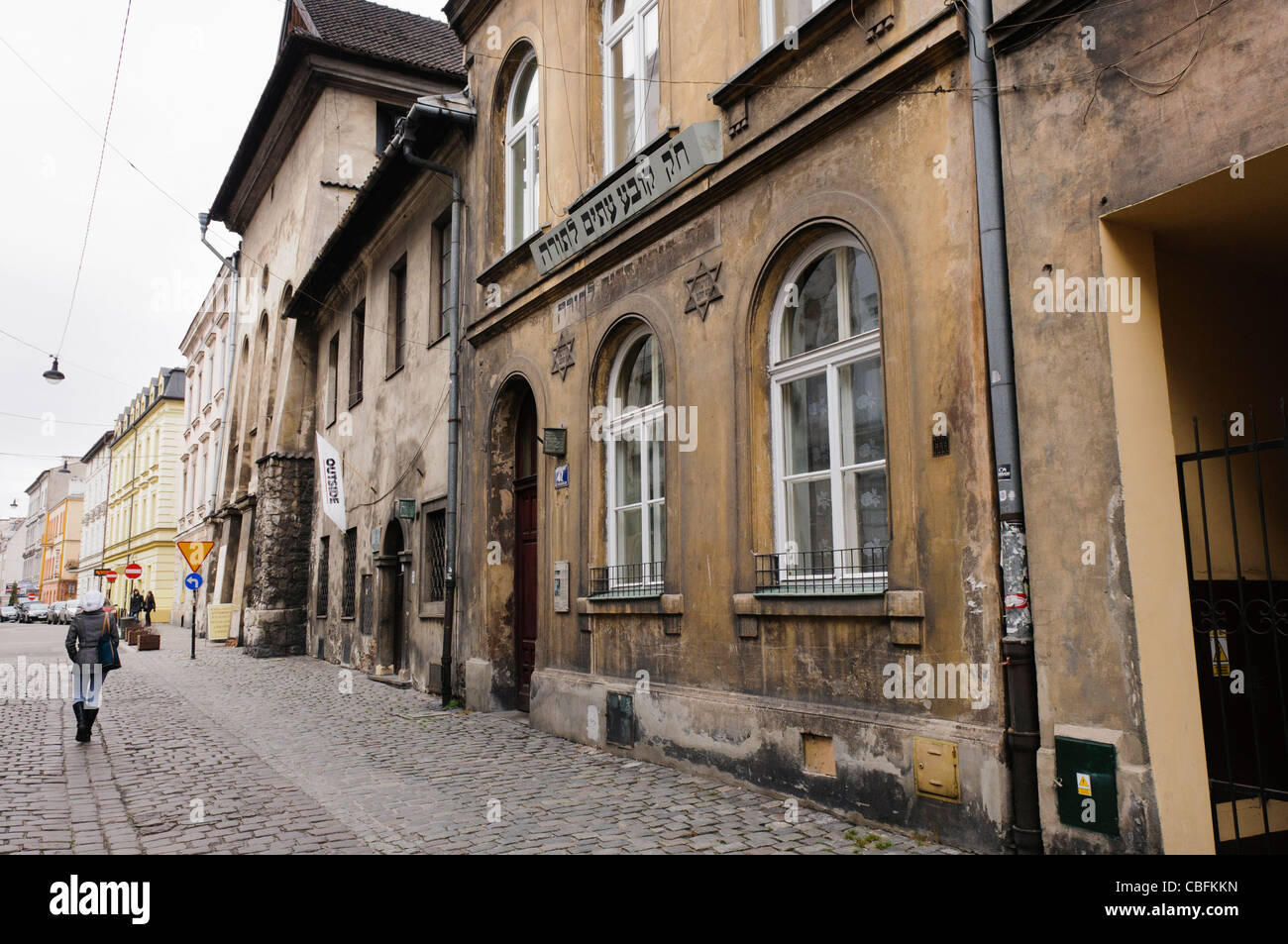 Street dans le quartier juif de Cracovie pendant un matin tôt en hiver, à côté d'une ancienne école qui enseigne la Torah Banque D'Images