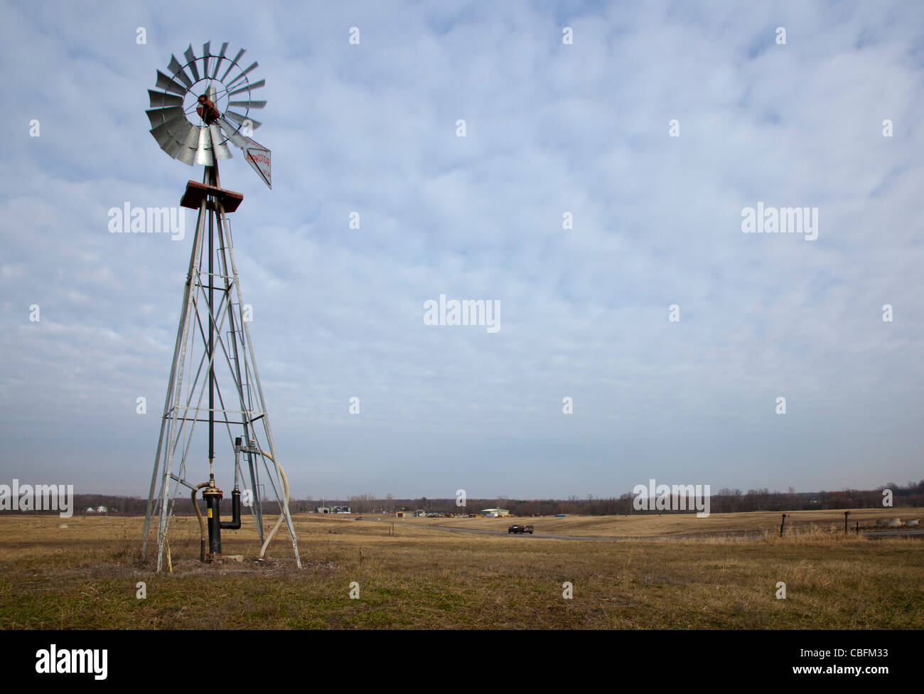 Les pompes d'un moulin à vent du gaz méthane à partir des déchets en décomposition au St. Clair du comté de Smith's Creek d'enfouissement. Banque D'Images