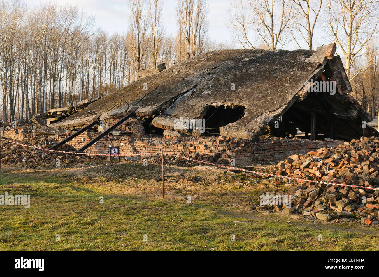 Vestiges de la numéro 1 de la chambre à gaz et four crématoire à Auschwitz II Berkenau WW2 camp de concentration Nazi après qu'il a été détruit Banque D'Images