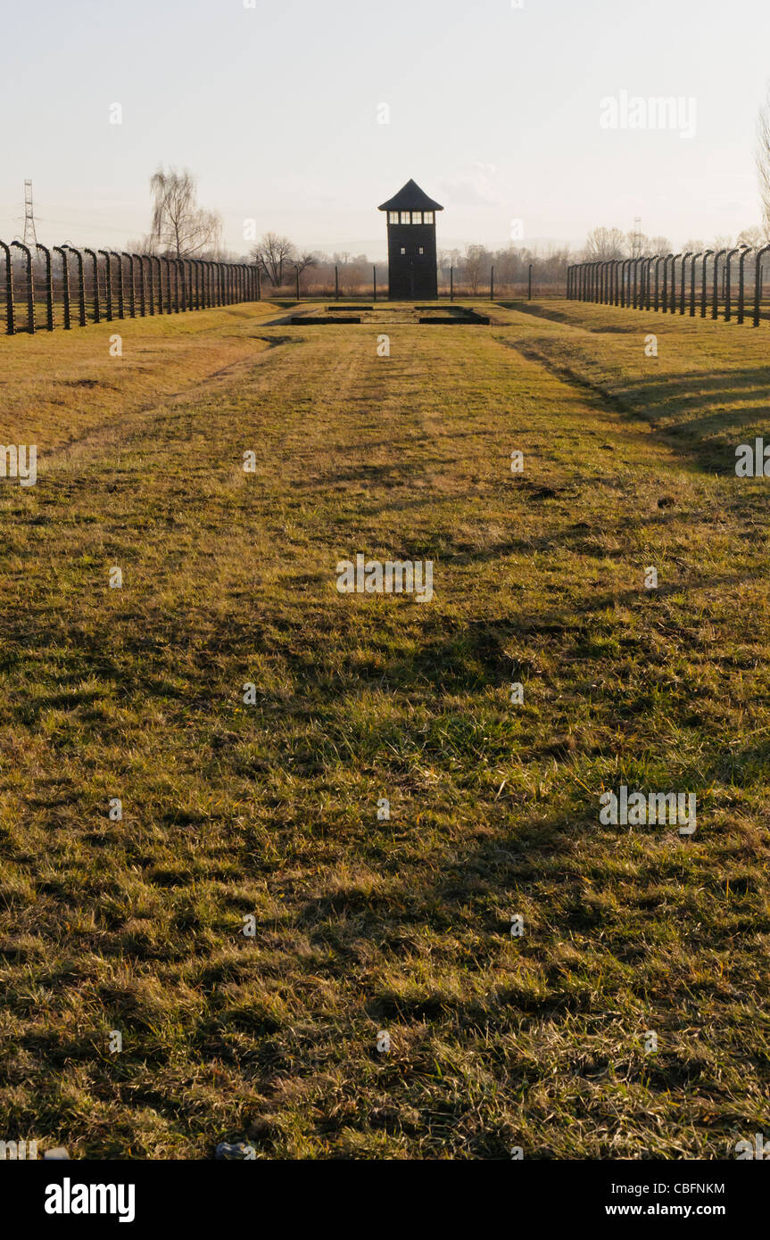 Tour de guet à côté de la clôture de sécurité de barbelés électrifiés à Auschwitz camp de concentration Nazi Berkenau Banque D'Images