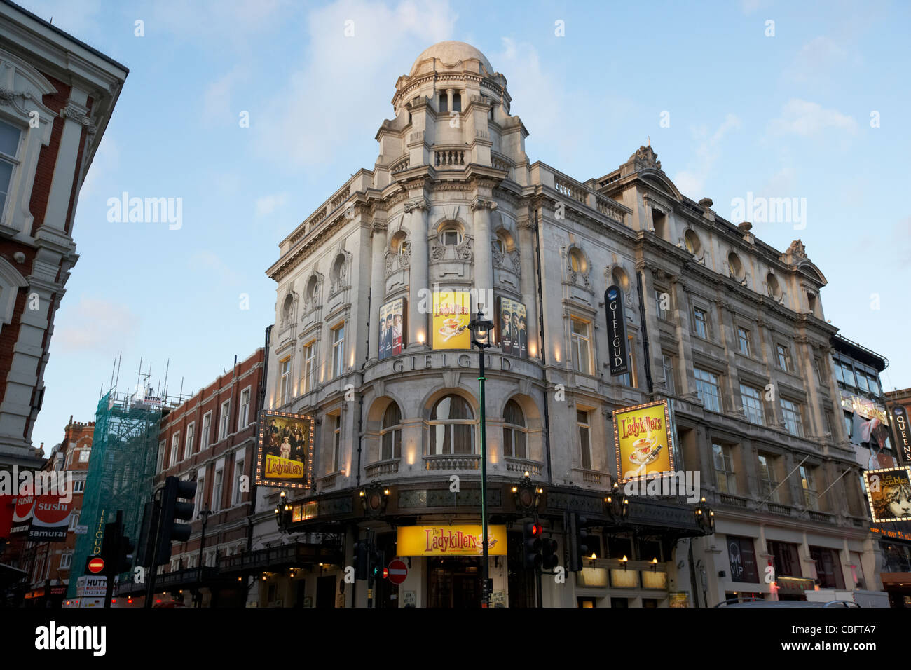 Le Gielgud Theatre montrant le ladykillers dans des théâtres de West End de Londres Angleterre Royaume-Uni Royaume-Uni Banque D'Images