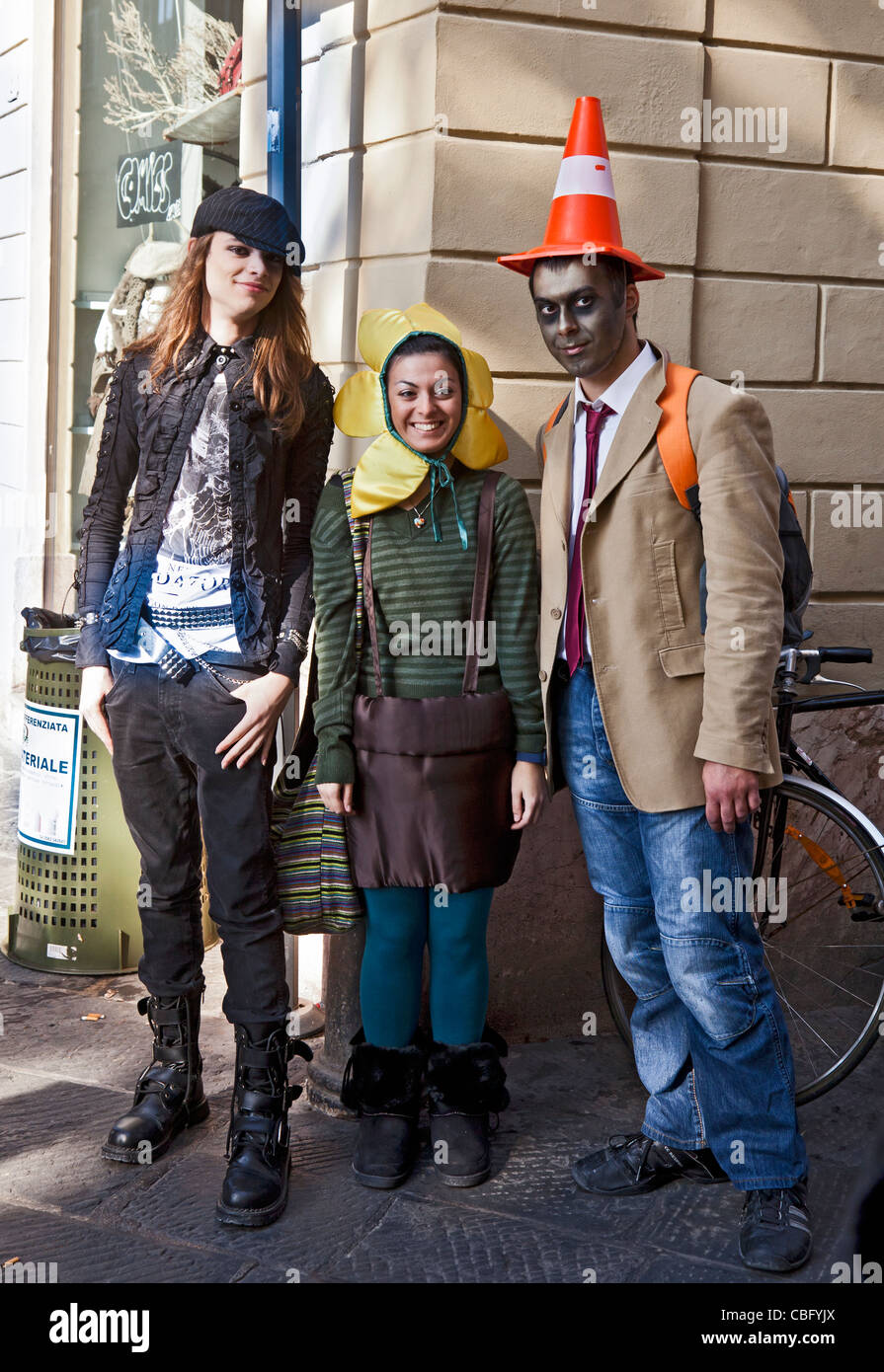 Les jeunes habillés pour Lucca Comics and Games Festival, 2011. Deux sont des personnages de jeu vidéo par rapport aux zombis. Italie Banque D'Images