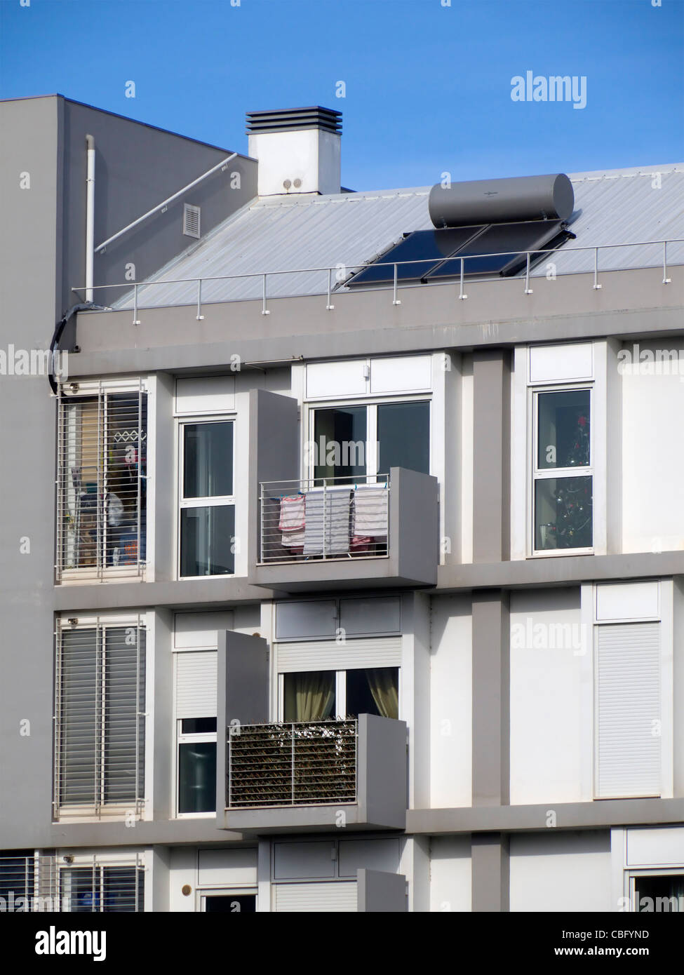 Des panneaux solaires sur le toit d'un bâtiment résidentiel Banque D'Images