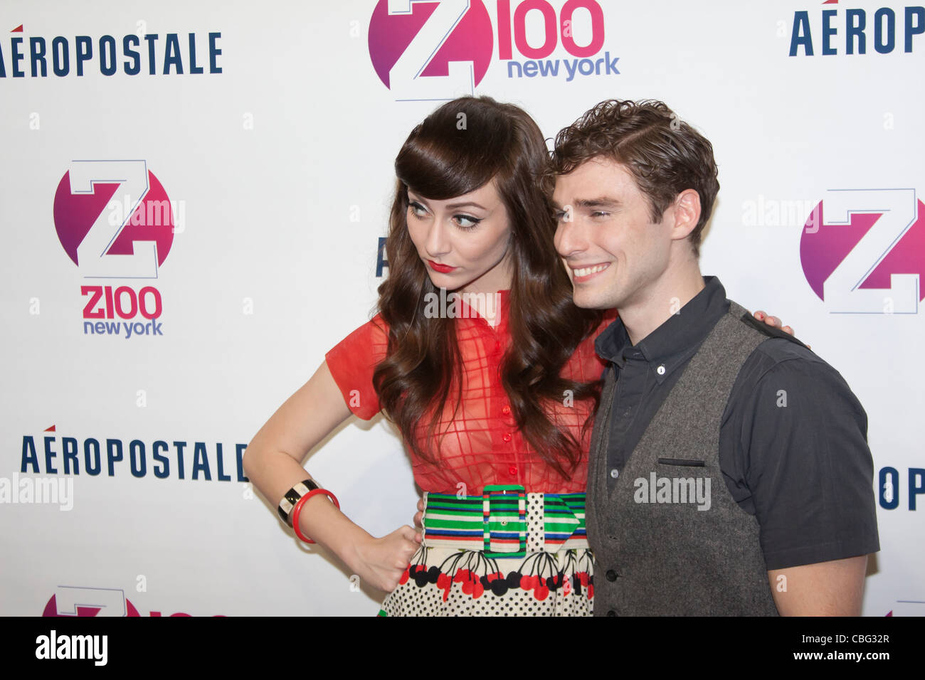 KARMIN marche le tapis rouge à Z100's Jingle Ball 2011 au Madison Square Garden de New York City Banque D'Images