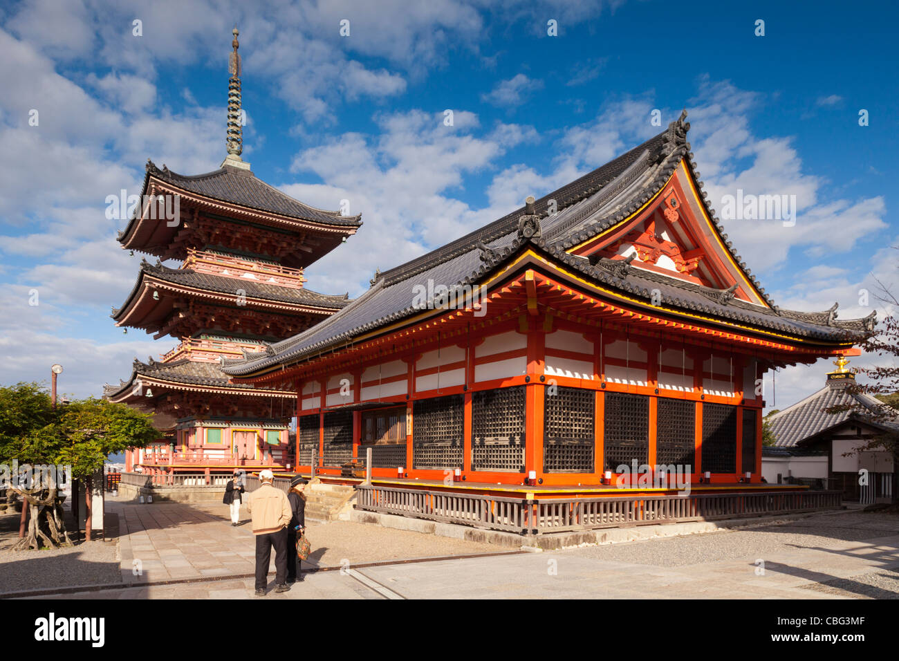 Le hall d'écrits (Sutra Hall) et la pagode de trois étages dans le complexe du temple Kiyomizu-dera, Kyoto, Japon. Banque D'Images