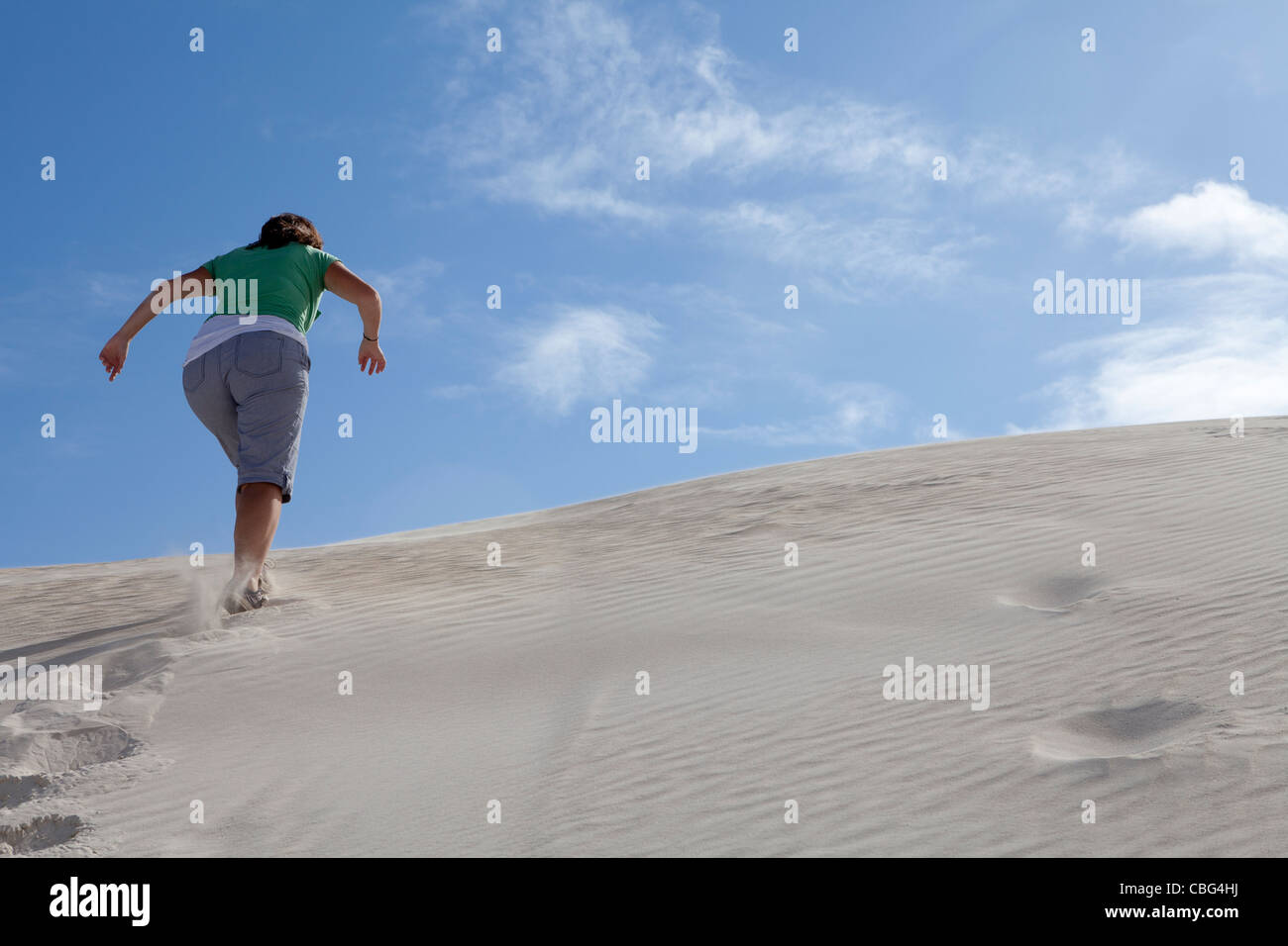 Une femme en train d'accumuler les dunes de sable de la Réserve Naturelle de Nilgen, Lancelin, l'ouest de l'Australie Banque D'Images