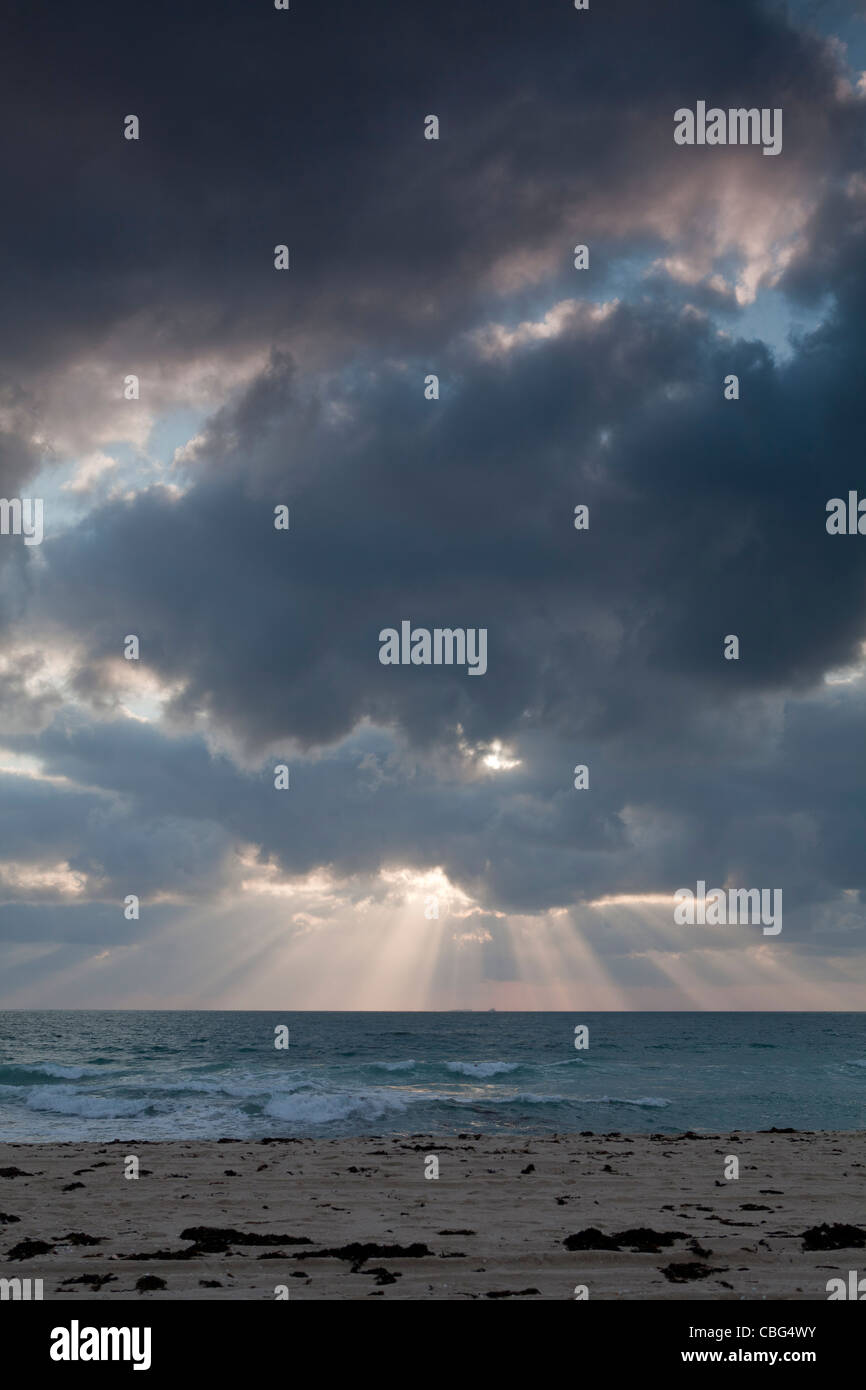 Ciel dramatique au crépuscule sur la plage de Scarborough à Perth, Australie occidentale Banque D'Images