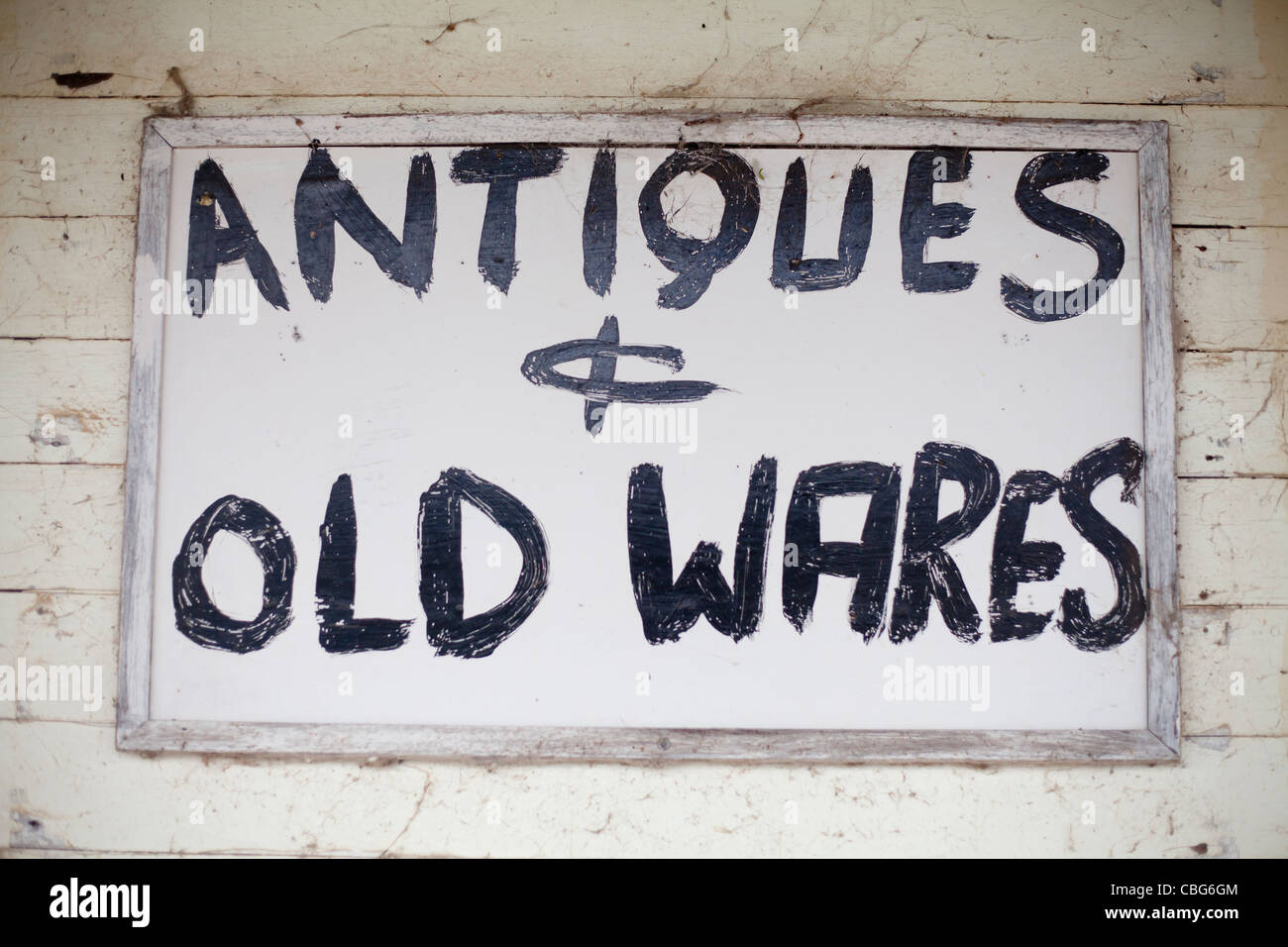 Un 'en bois ancien et antiquités wares' sign post. Banque D'Images