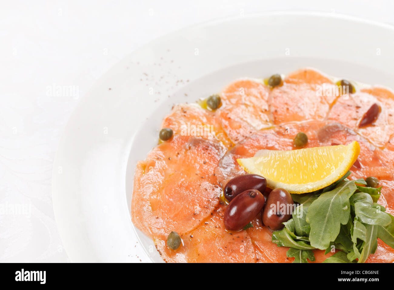 Carpaccio de poisson avec salade Banque D'Images