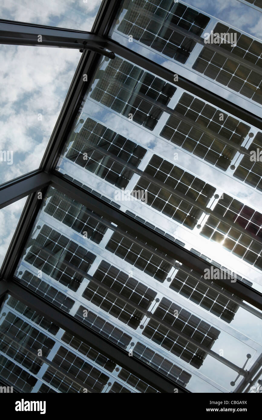 Sous une rangée de panneaux solaires sur un toit ouvert avec sky en arrière-plan Banque D'Images