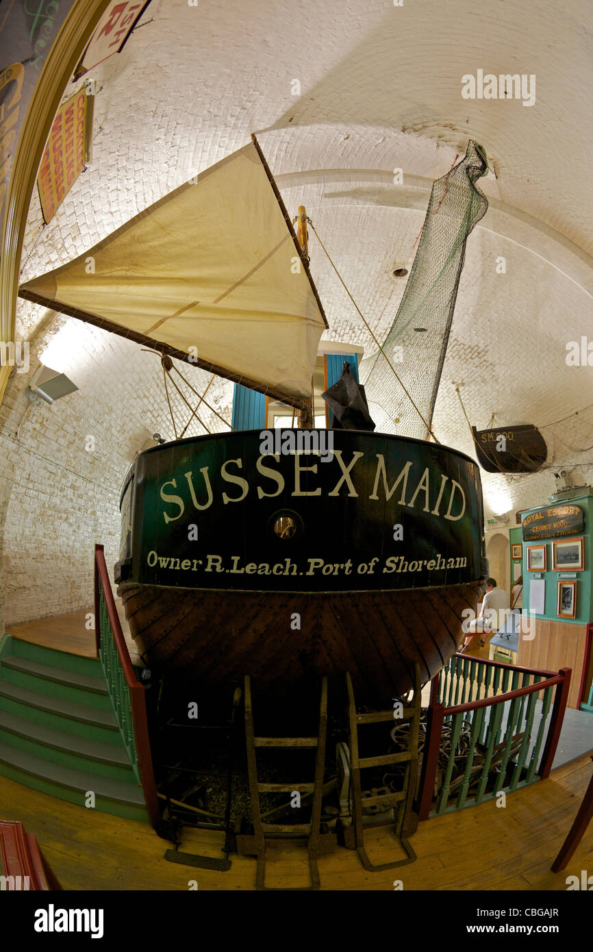 Femme de ménage dans le Sussex Le Musée de la pêche, le front de mer de Brighton, le West Sussex, England, UK, Royaume-Uni, GO, Grande-Bretagne, Îles britanniques Banque D'Images