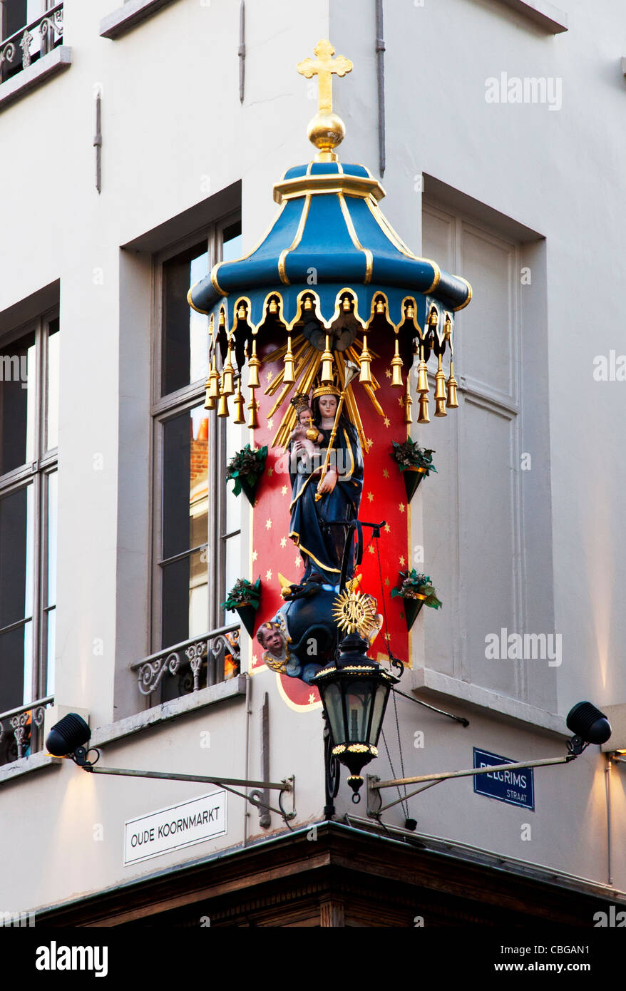 Lieu de culte religieux, à l'angle d'un bâtiment à Anvers, Belgique. Banque D'Images