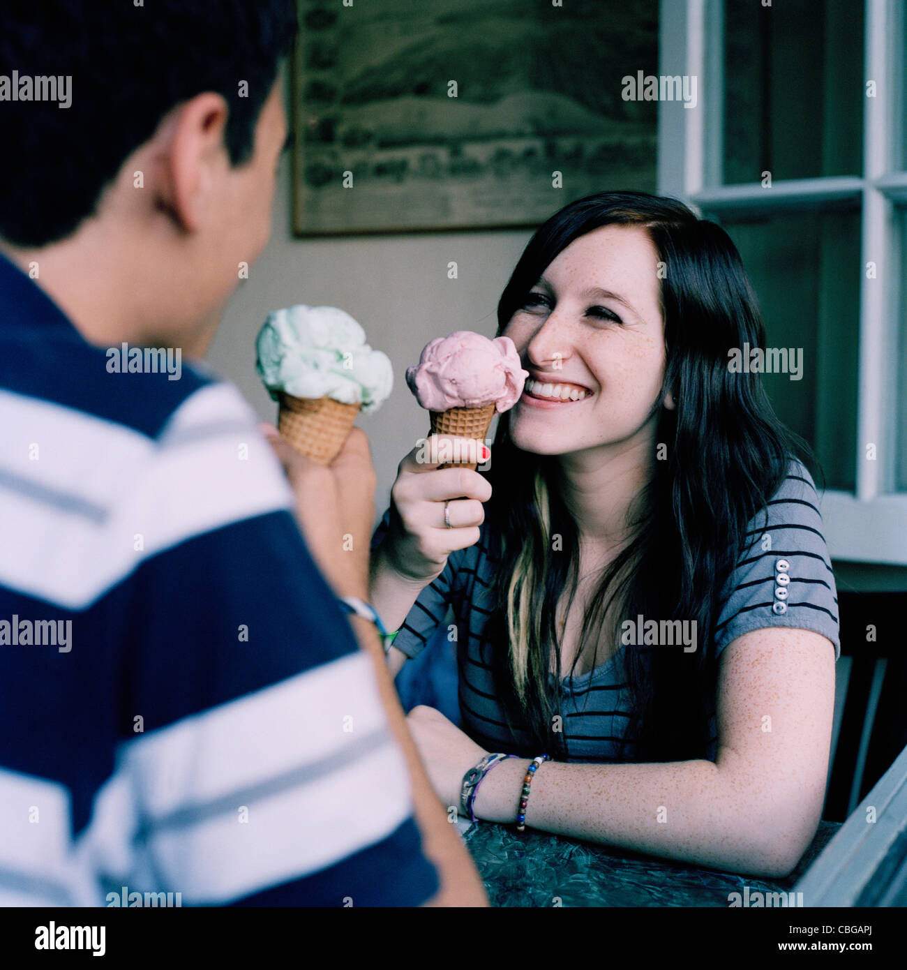 Un couple eating ice cream cones, face à face Banque D'Images