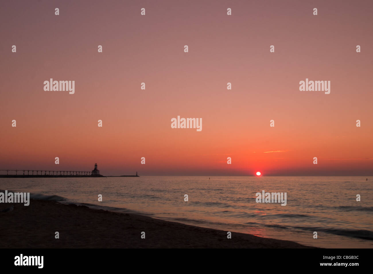 Coucher du soleil à Michigan City, Michigan ville phare de l'Indiana. Banque D'Images