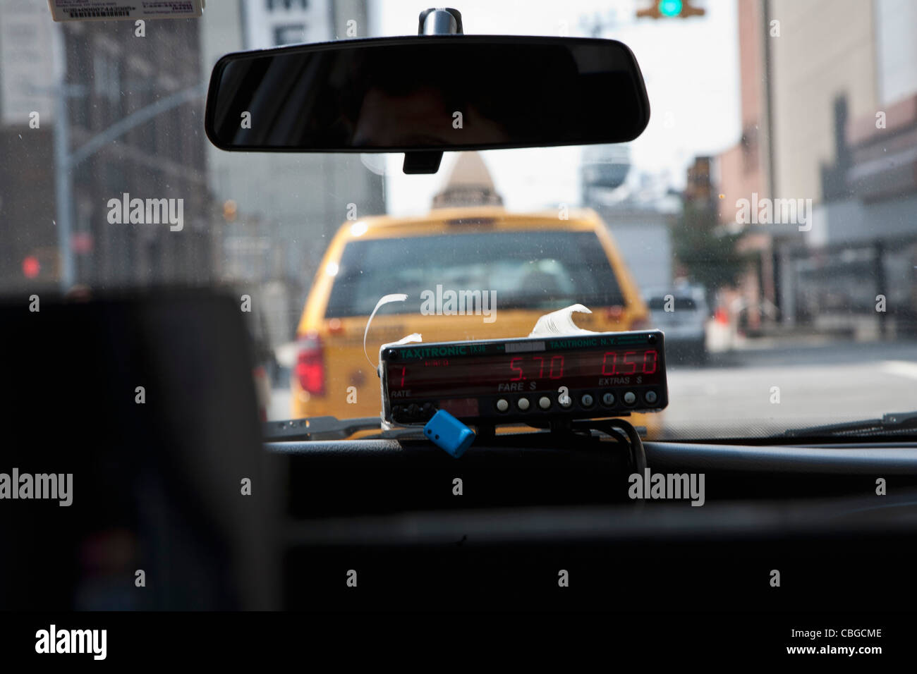 Le compteur dans un taxi, vu de la perspective du passager Banque D'Images