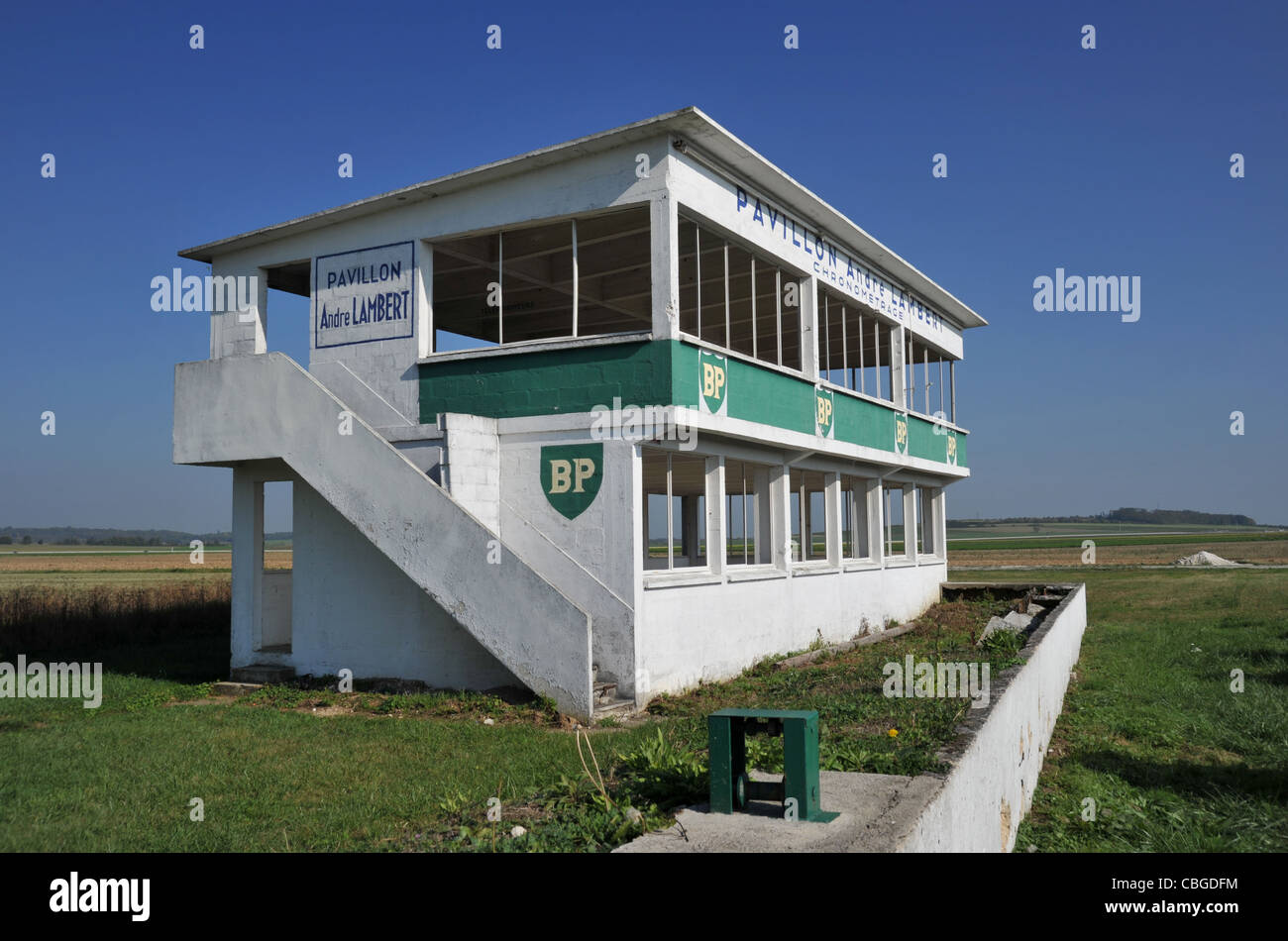 Pavilion André Lambert à Reims Reims circuit moteur historique en France les anciens puits et tribune, certains repeint à partir de 2007 Banque D'Images