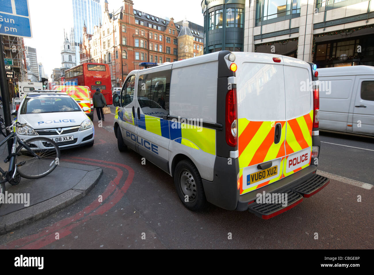 City of london police van garé sur les lignes rouges double London England uk united kingdom Banque D'Images