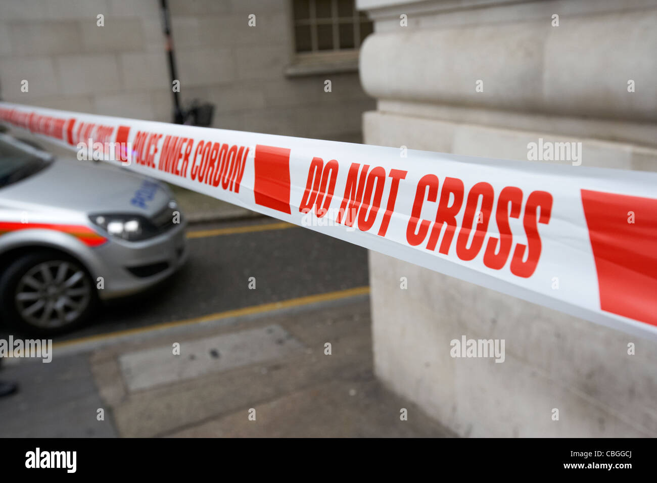 Cordon intérieur police ruban ne traverser au lieu de crime à Londres Angleterre Royaume-Uni Royaume-Uni Banque D'Images