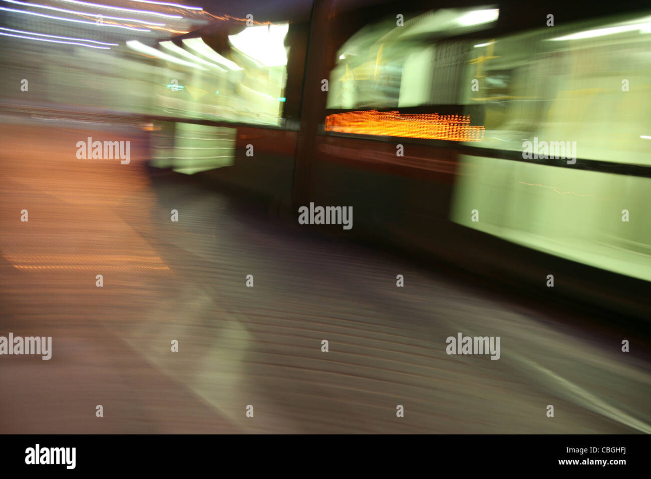 Transport tramway métro rapide sur les voies en ville la nuit Rome Italie Banque D'Images