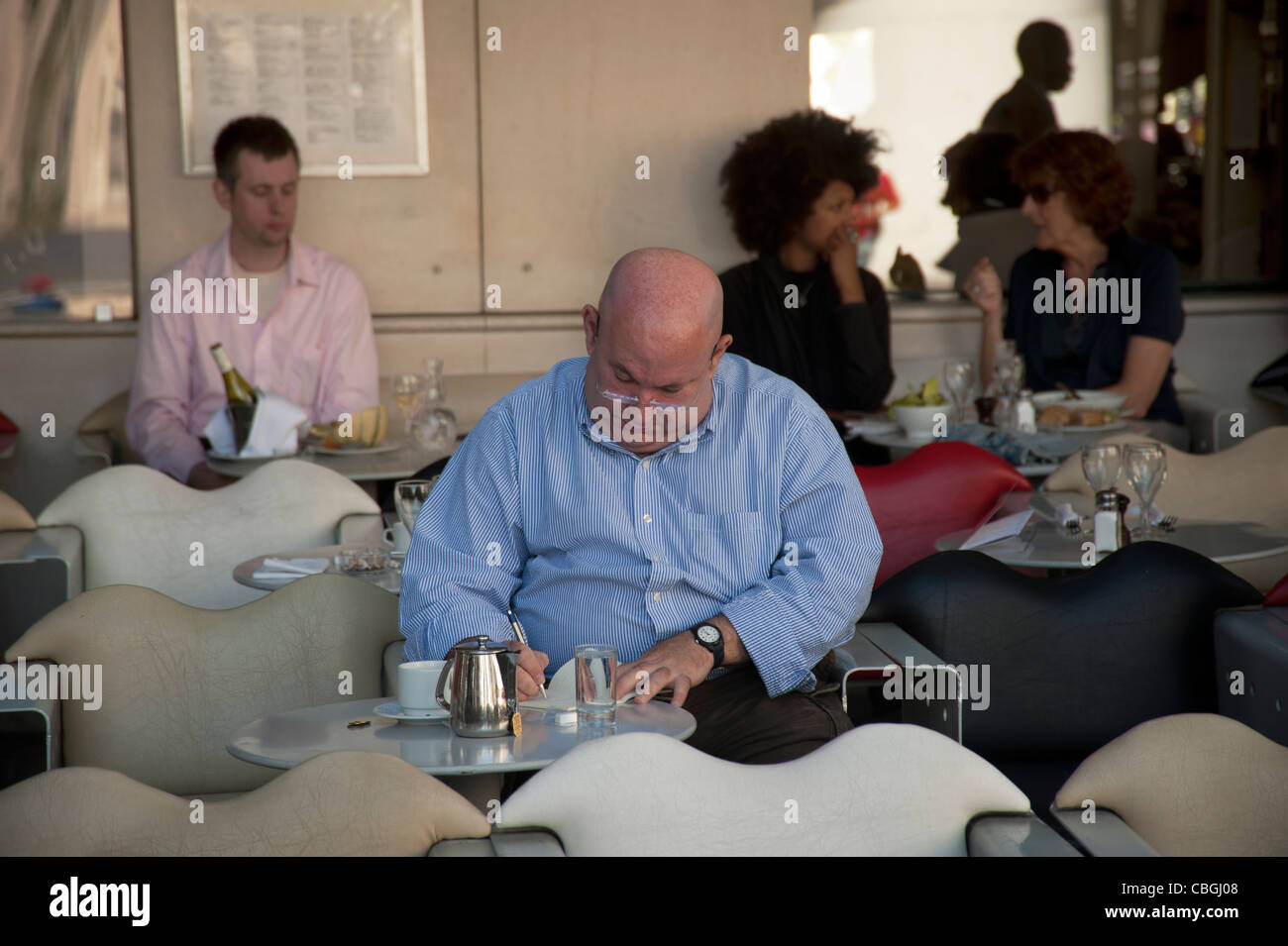L'homme travaillant à une tasse de café à la terrasse, Paris, de l'excès de gras, gras, obèse, obesitas Banque D'Images