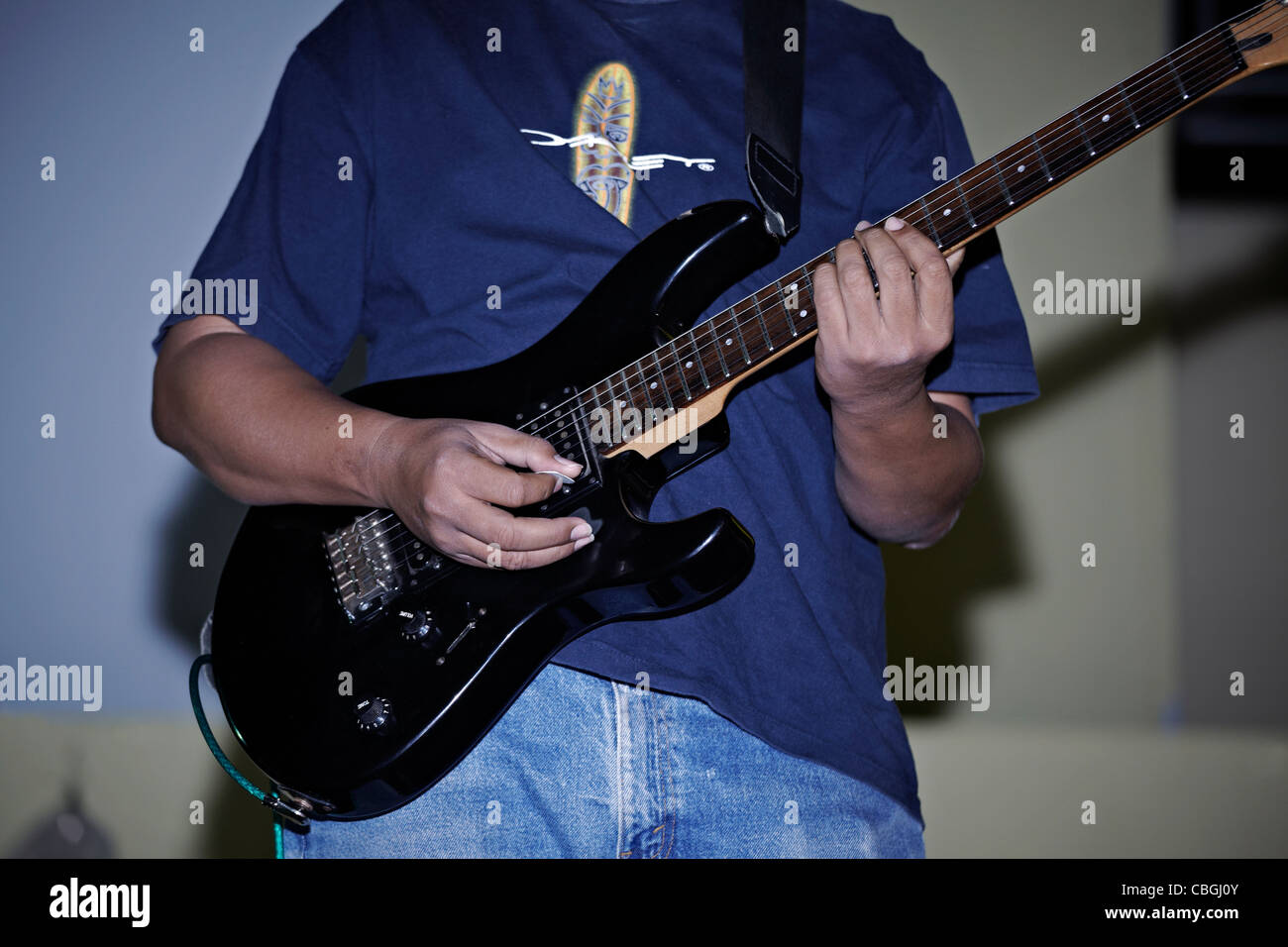 Jouer de la guitare. Gros plan d'un homme jouant une guitare électrique Banque D'Images