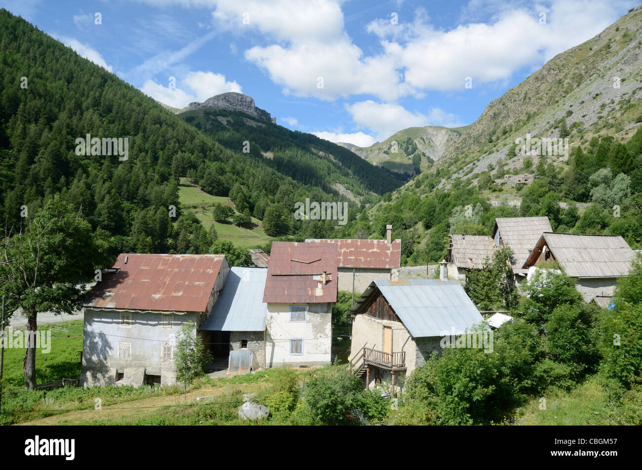 Le Pra de hameau ou village alpin, Saint Dalmas-le-Selvage, Tinée Valley, la Route de la Bonette, Alpes-Maritimes, France Banque D'Images