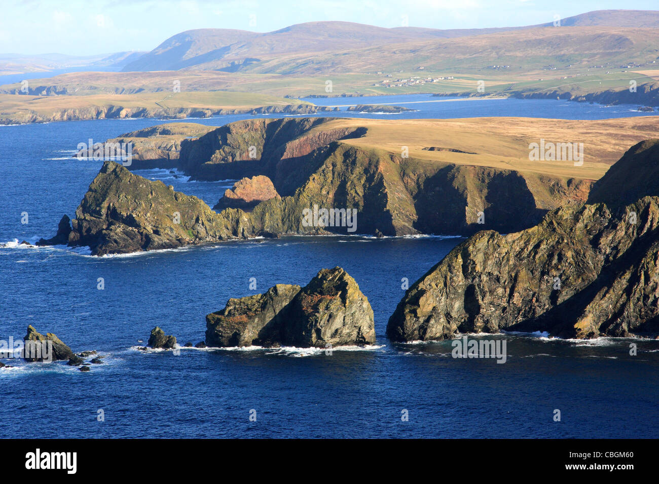 La vue au nord de Fitful Head sur Shetland, le groupe d'îles le plus septentrional du Royaume-Uni. L'île de Saint-Ninian et son tombolo sont clairement visibles Banque D'Images