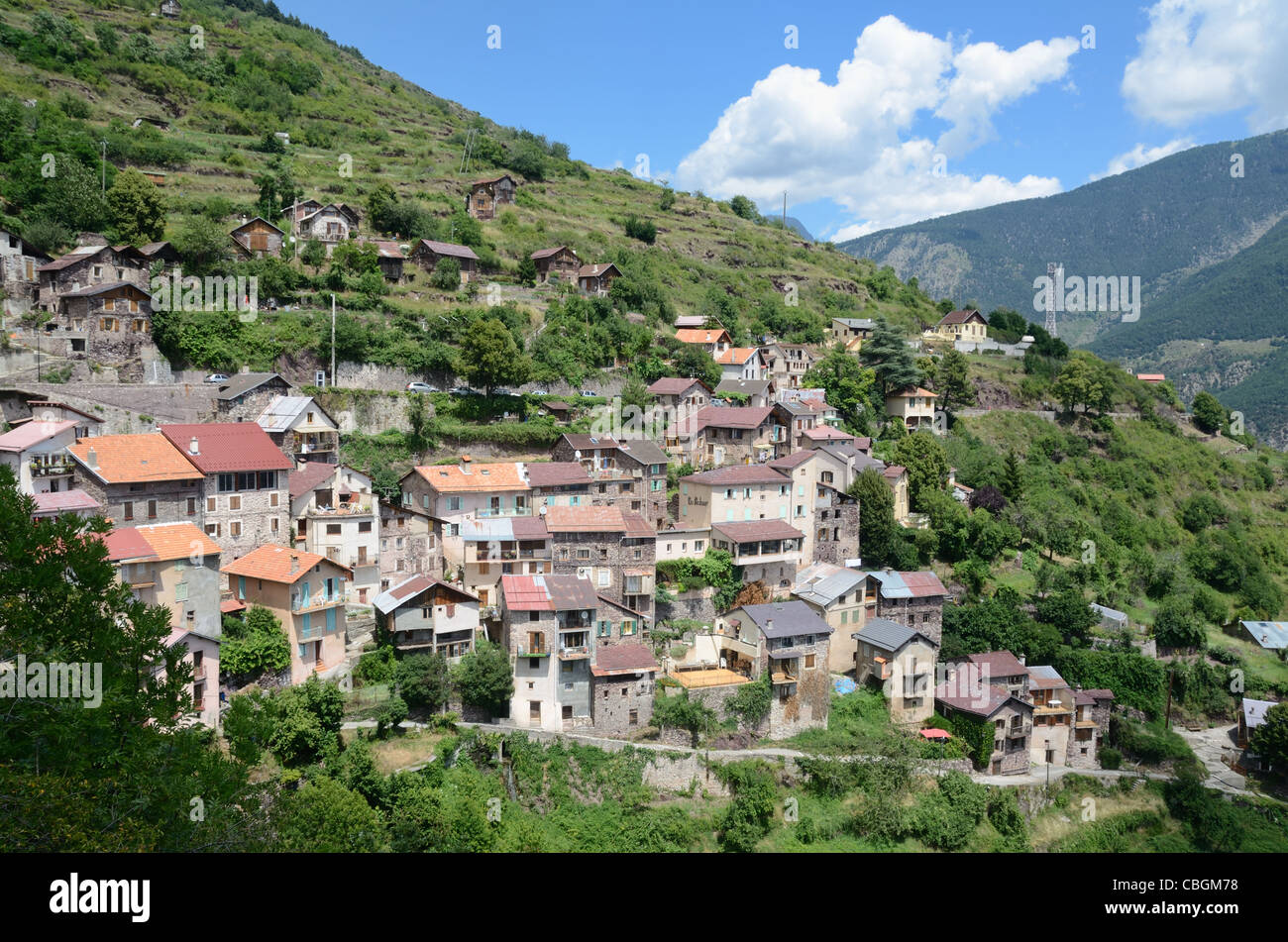 Panorama ou vue panoramique sur le village alpin perché de Roure, Vallée de la Tinée, Alpes-Maritimes, France Banque D'Images