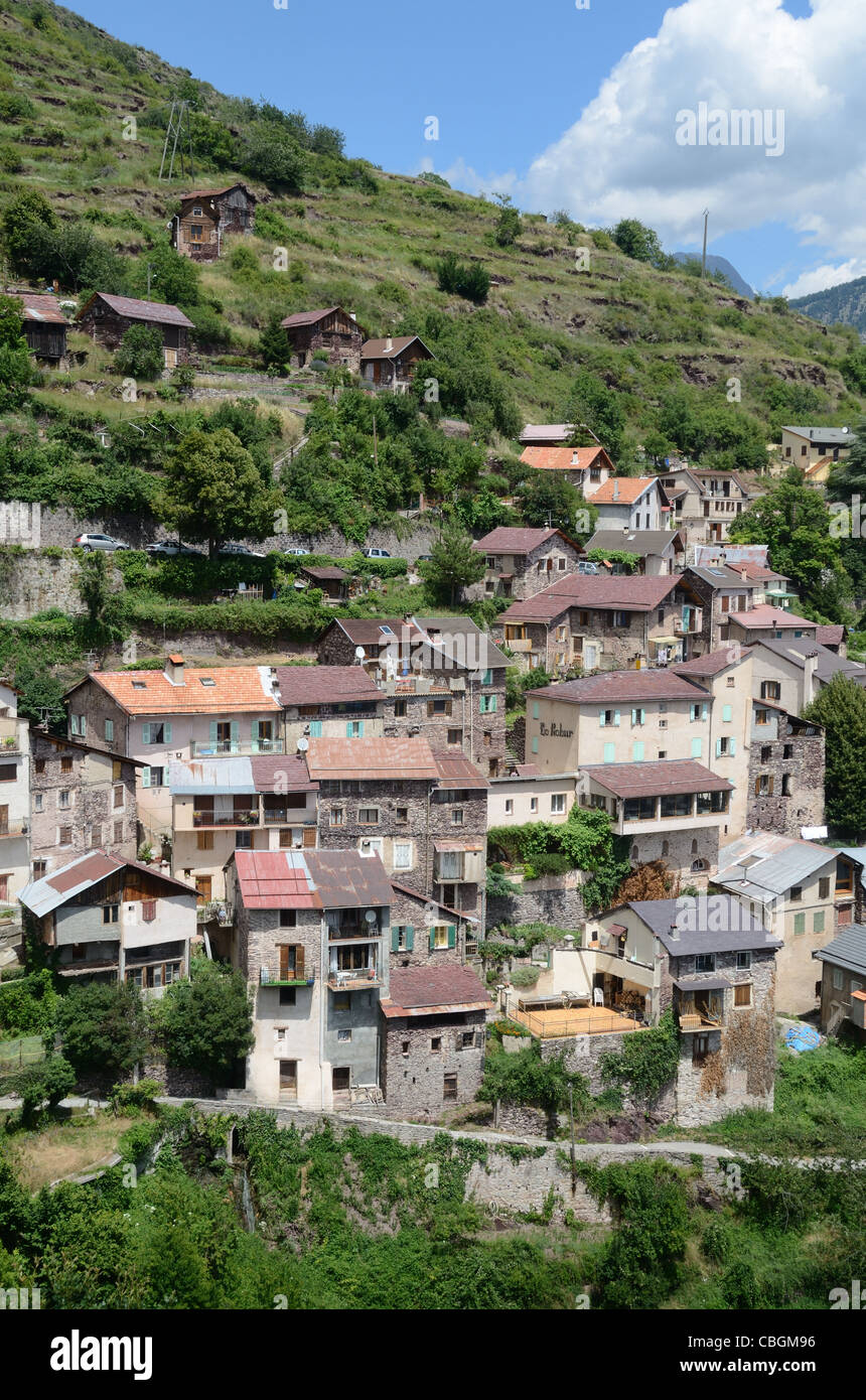 Vue sur le village alpin de Roure, vallée de la Tinée, Alpes-Maritimes, France Banque D'Images