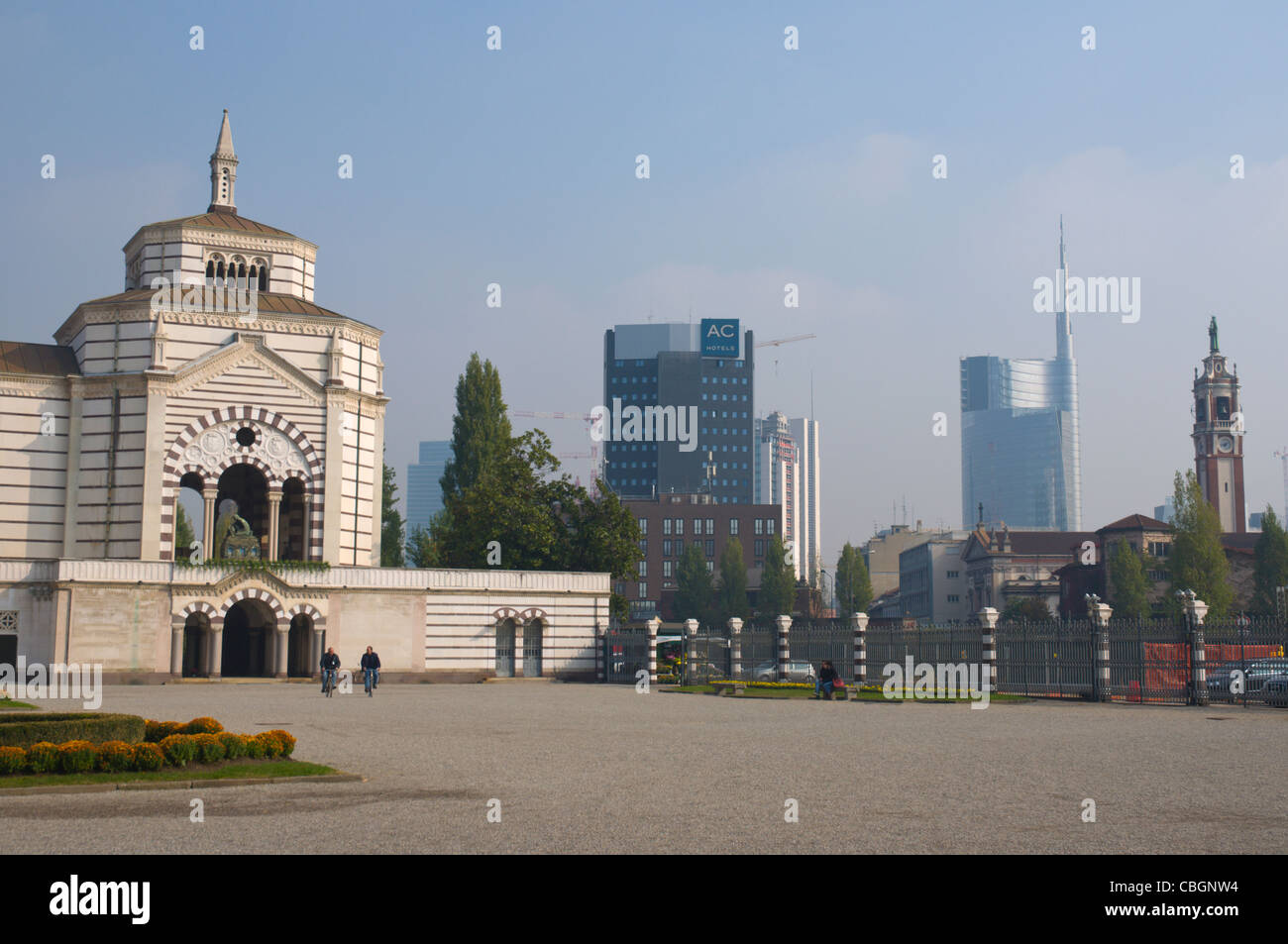 Cimetière Cimitero monumentale avec vue vers le quartier de Porta Garibaldi Milan Lombardie Italie Europe Banque D'Images