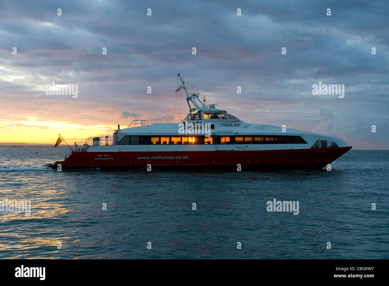 Ponton, Jet, rouge, ferry Red Funnel, Sunrise, Port, Cowes, île de Wight, Royaume-Uni, Banque D'Images