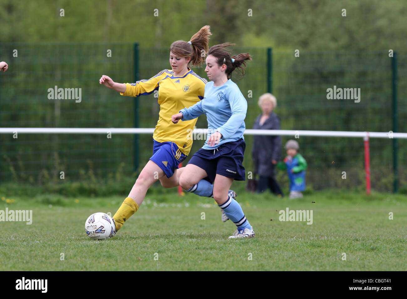 Les femmes jouent au football Banque D'Images