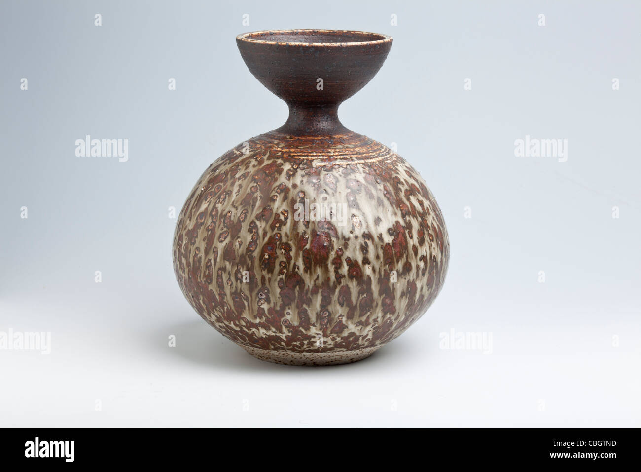 Vase bouteille par Barabara Cass, Arden Poterie, UK Banque D'Images