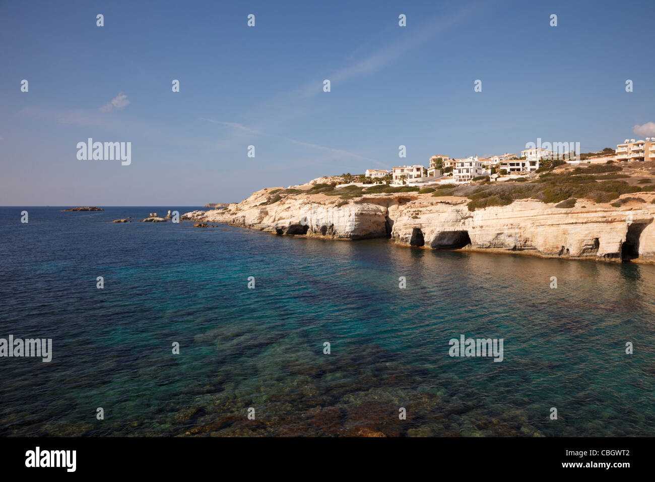 Les grottes de la mer,Cape Drepano passé Coral Bay, Paphos, Chypre. Banque D'Images