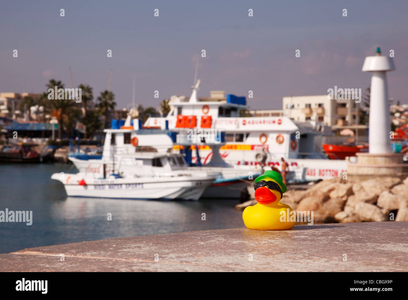 Canard en plastique jaune, posant sur le mur du port, Ayia Napa, Chypre. Banque D'Images