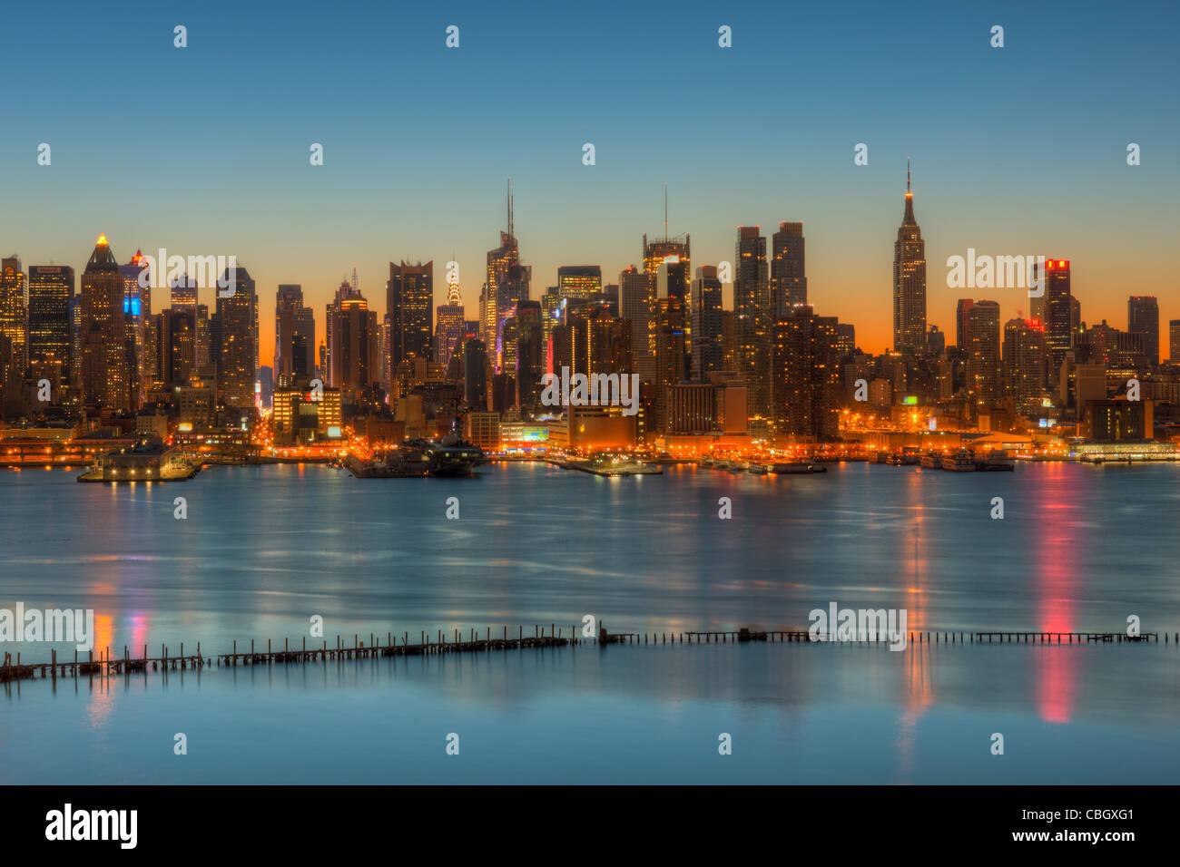 L'horizon de Manhattan pendant le crépuscule du matin, vue sur le fleuve Hudson à l'est du New Jersey. Banque D'Images