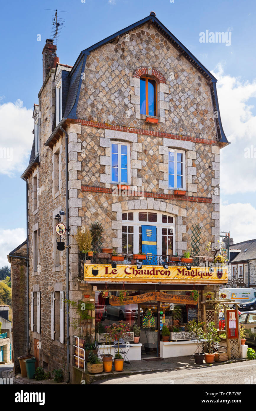 Rare ancien restaurant français, dans la petite ville de Moncontour, Bretagne, France Banque D'Images