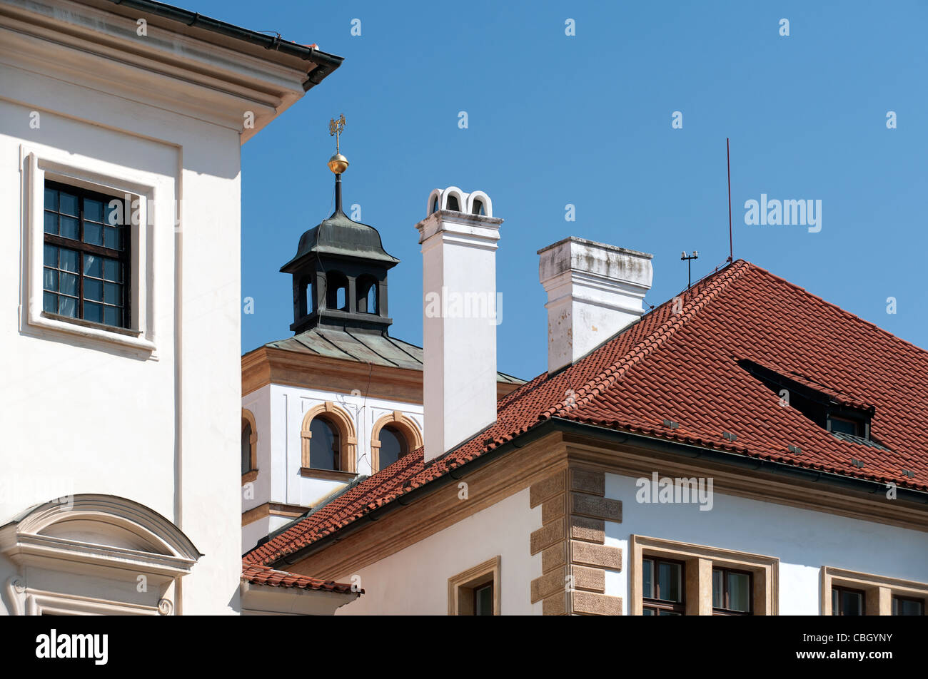 Les toits et les cheminées de l'historique vieille ville à Prague Banque D'Images
