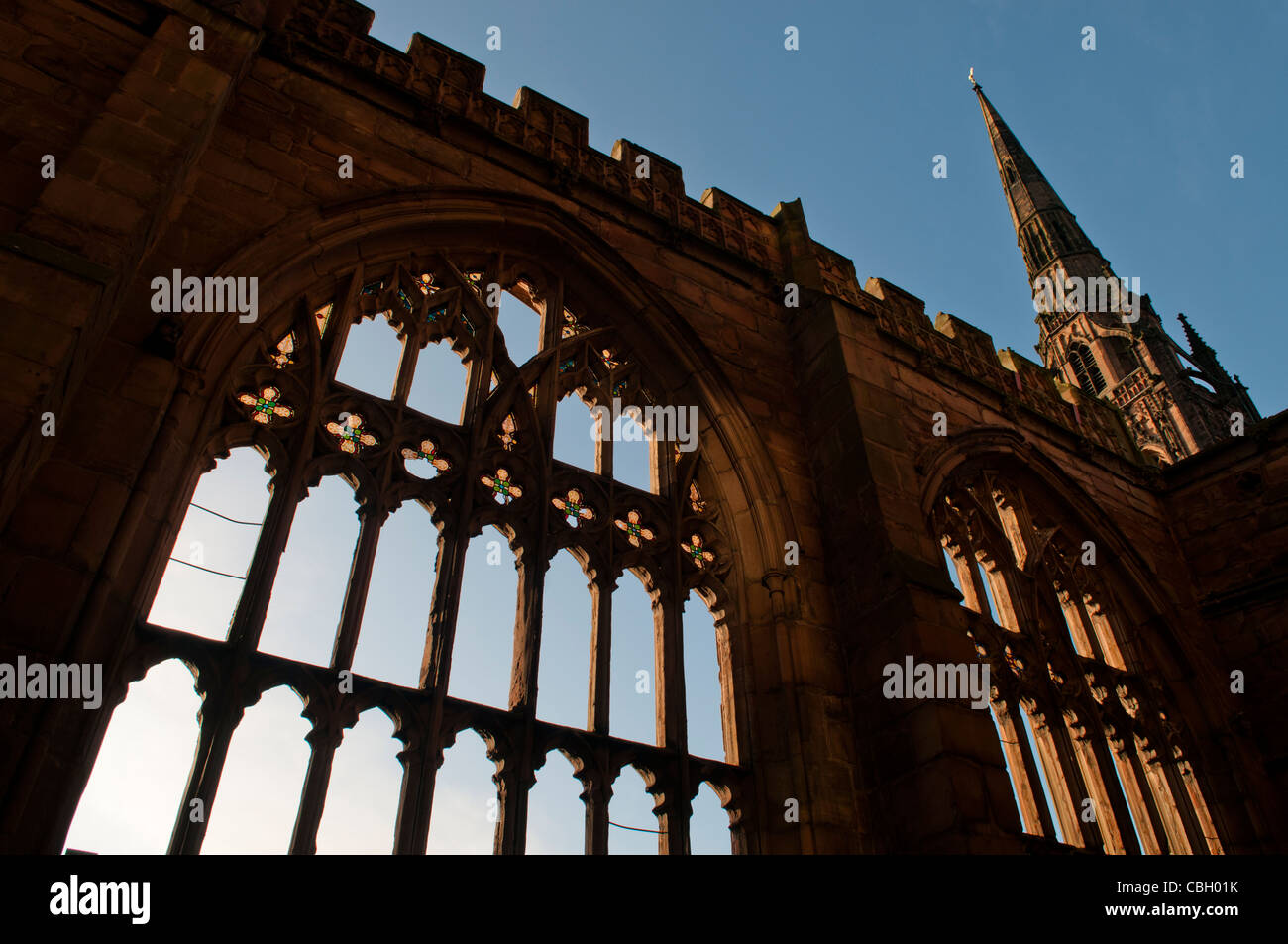 Vestiges de Medievil vitraux dans le mur nord du transept avec Spire derrière Banque D'Images