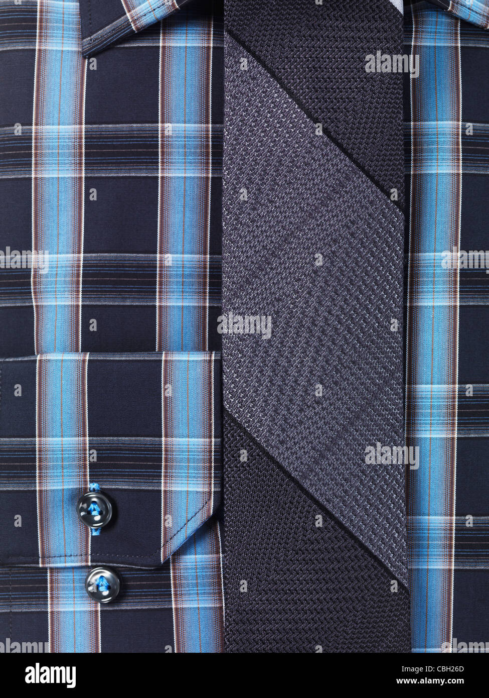 Libre d'un tartan bleu mens shirt à col avec une cravate slim Banque D'Images
