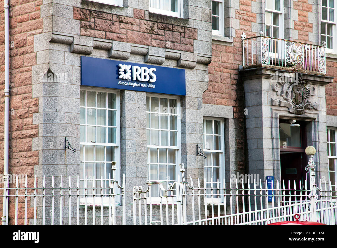 RBS troublée Royal Bank of Scotland, façade du bâtiment au Fort William, avant l'entrée à l'extérieur garde-corps Banque D'Images