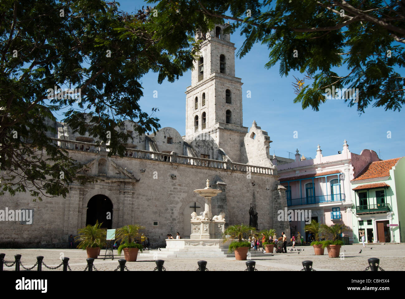 Fontaine du Lion (au premier plan) et Convento San Francisco de Asis à Plaza de San Francisco, vieille ville de La Havane, Cuba. Banque D'Images