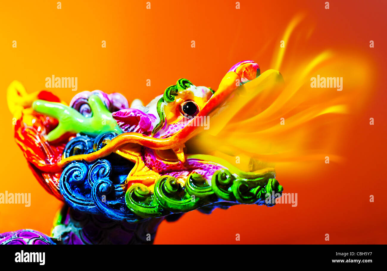 Tête de dragon coloré avec langue de feu flamme, décoration traditionnelle asiatique et art, zodiaque chinois, astrologie signe, Banque D'Images
