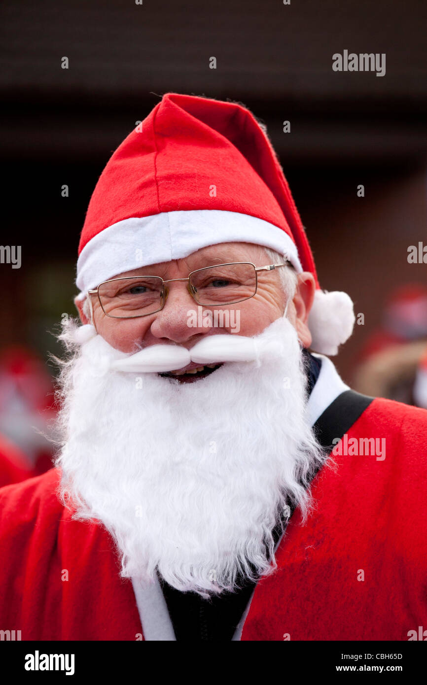 Une personne habillé en costume Santa prenant part à un mile run pour amasser des fonds pour l'Hospice Mary Evans à Nuneaton. Banque D'Images