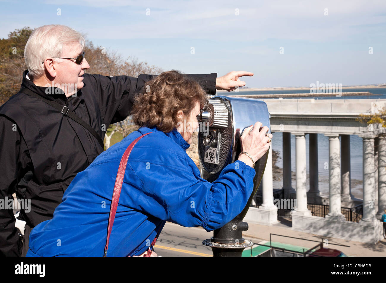 Tourist Couple Affichage de Plymouth Rock, Plymouth, MA Banque D'Images