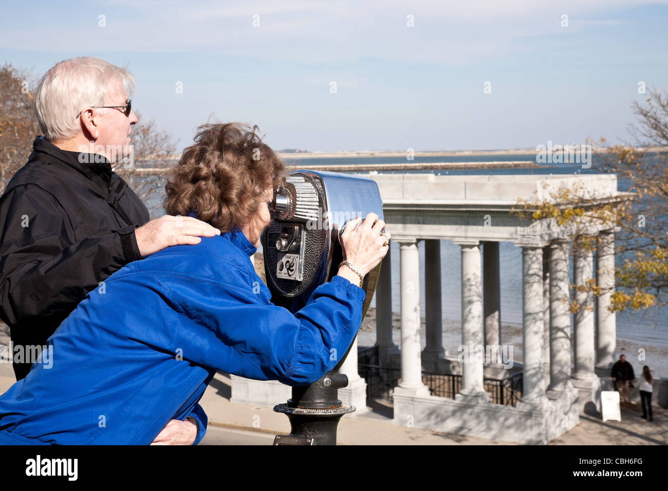 Tourist Couple Affichage de Plymouth Rock, Plymouth, MA Banque D'Images