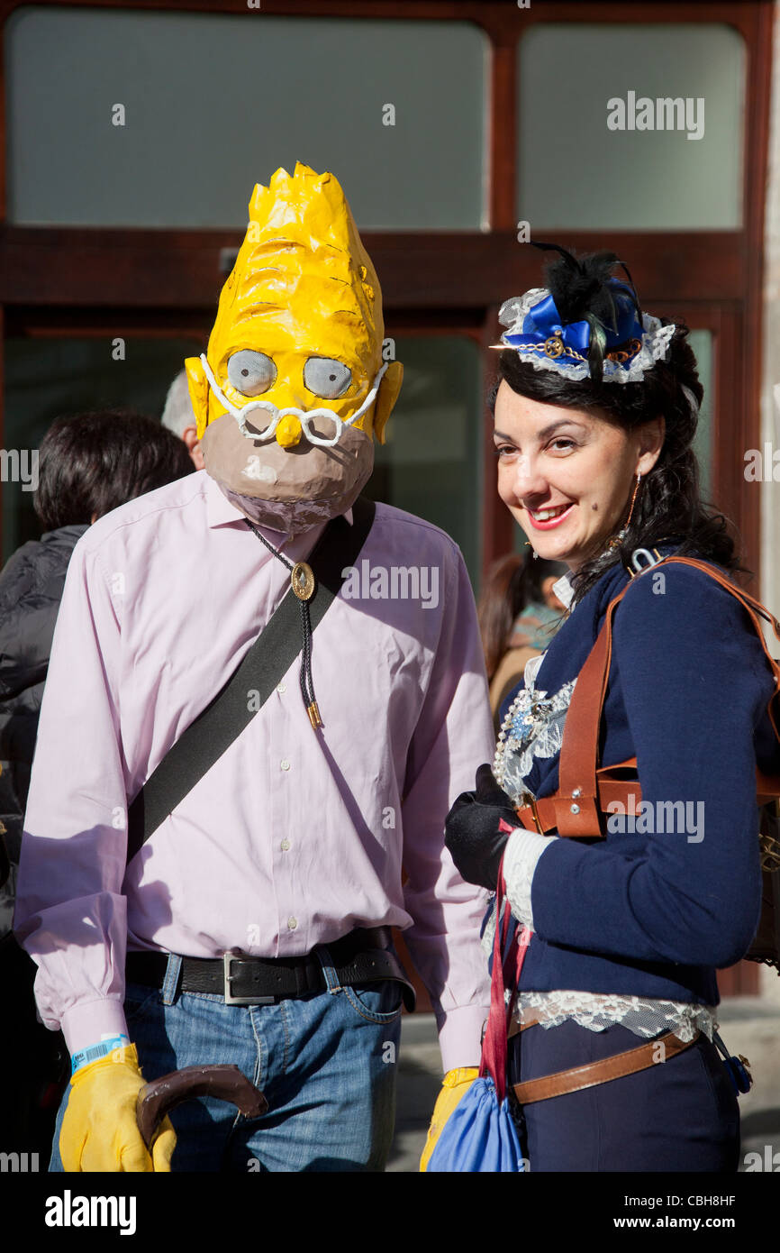 Homme habillé comme Abe Simpson et jeune femme en costume : Lucca comics and games Festival, 2011 Toscane, Italie Banque D'Images